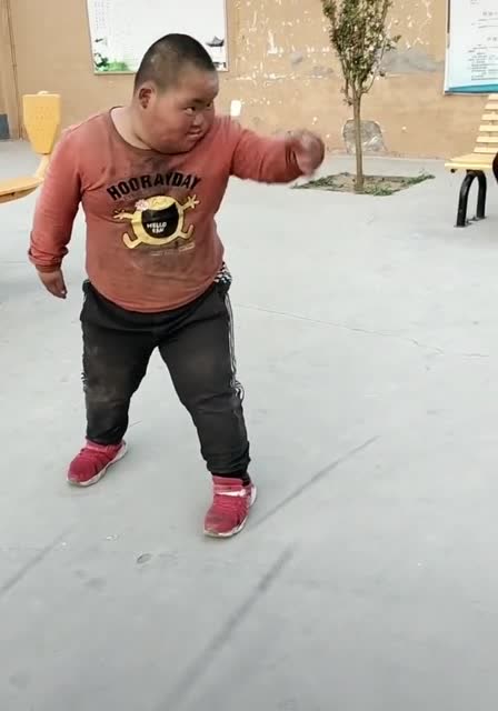 小胖孩的这么玩健身器材,没想到如此单纯,看完就羡慕了!