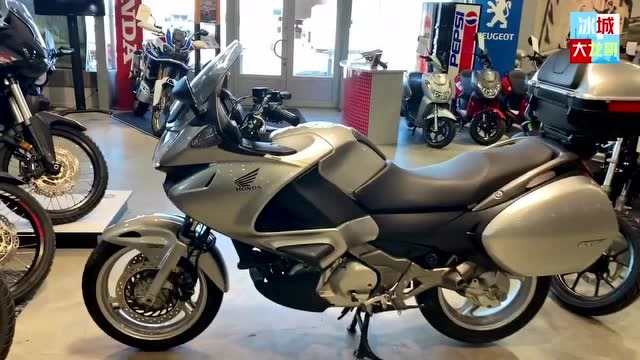 2020款本田nt700v到店实拍,双缸引擎,欣赏一下街头神车的魅力!