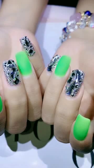 今年还是头一回做荧光绿的指甲,没想到竟然这么好看