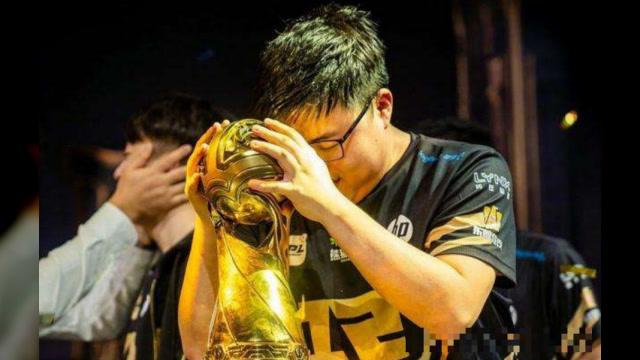 faker为uzi送祝福,背后的奖杯架引热议,"喷子"还敢质疑小狗