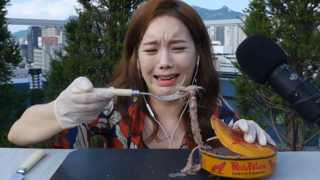 美女挑战吃鲱鱼罐头开盖瞬间臭到怀疑人生表情都凝固了