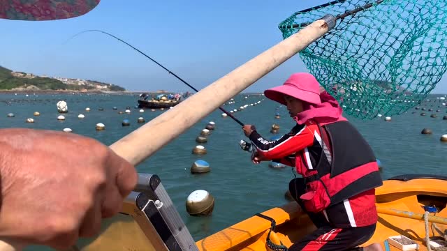 阿斌赶海钓鱼发财了,运气爆棚遇到大鱼群太疯狂了,直接爆仓