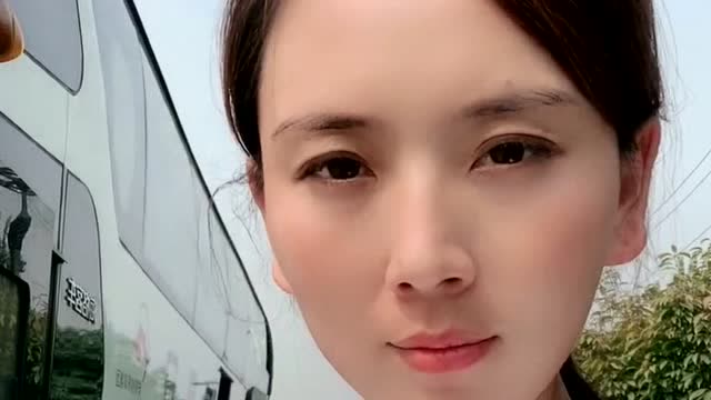 卡车女司机安徽宏姐,她来到这么一个地方,打招呼的样子好可爱!