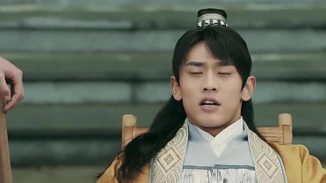 云烨和李安澜话说一半,就被突然到访的云老太和辛月领回家了