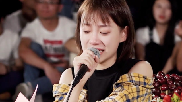 小阿七凭借这首《那女孩对我说》,成功吸粉无数,满含泪光太感人