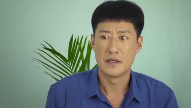 小草青青:美女和同事聊天,意外撞见老熟人赵春来