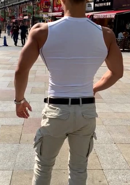 肌肉男大街上走路姿势很嚣张路人都躲得远远的