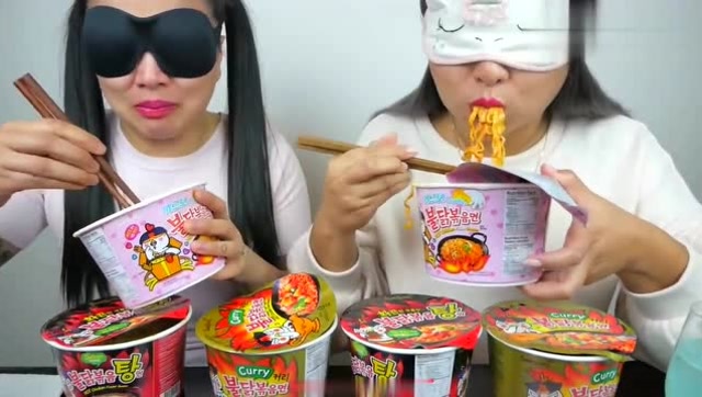 微笑姐和妹妹比赛吃火鸡面两个人吃得好开心啊谁赢了