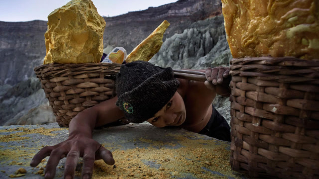 简直是"玩命"干活,工人一般都活不过40岁,仍有无数人来工作!