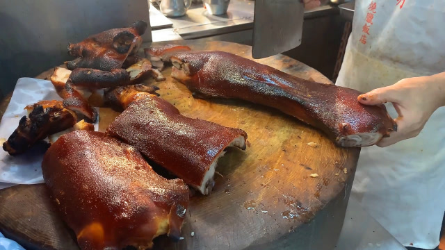 香港特色烧腊饭店,刚出炉烤乳猪100块一份,看师傅切就很解馋