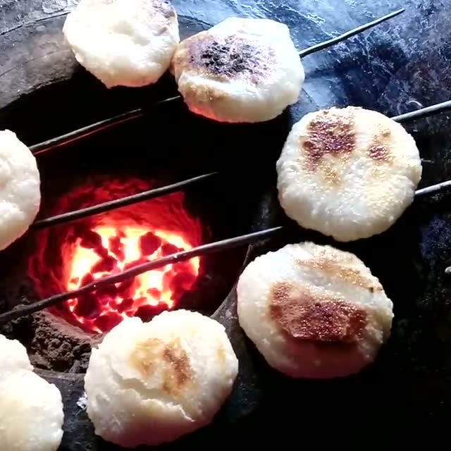 这大米粑粑烤的真好,火色到位外焦内嫩,看卖相就好吃