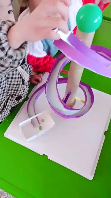 幼儿园自制玩具滑滑梯一完成马上找小不点们体验一下