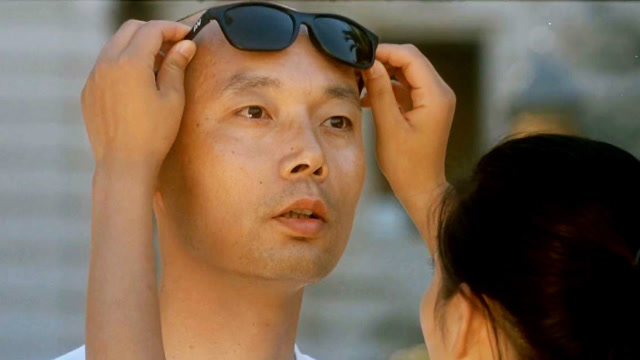 葛优装盲人真有一套,这表情把女友给吓住了,这才叫演技