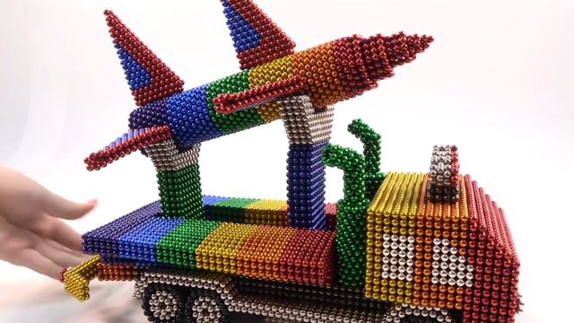 用巴克球制作火箭汽车,牛人一只手就能完成,看着好过瘾啊