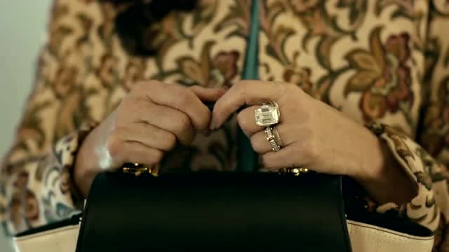 失明恋曲:看完关于杜彻曼的文件,艾拉告诉她,应该注意的事项