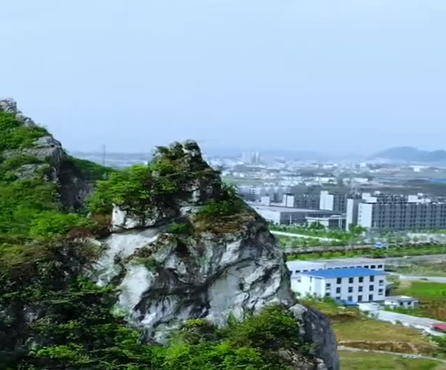 旅游:贵州山区发现神似战狼的石山!形象太逼真!值得去探讨