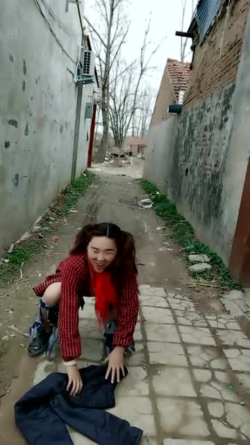 太丢人了,美女裤子掉了