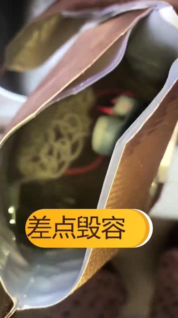 用了十年的热水袋,今天剪开一看,差点毁容