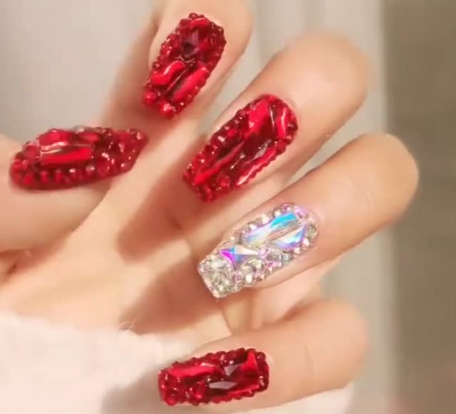 快过年了一点气氛也没有,做个喜庆的红色满钻美甲,酷不酷!