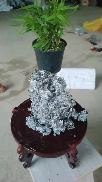 小伙把锡水倒入冷水里之后,接下来,神奇的一幕发生了!