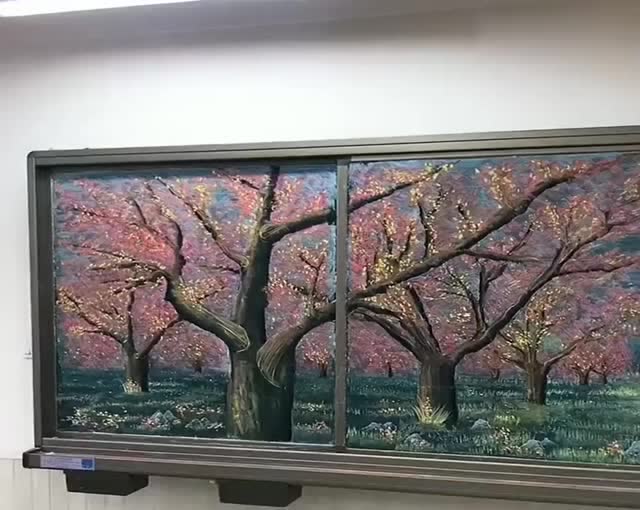 美术老师用粉笔在黑板上画画,刚开始还看不懂,画完真是太美了!