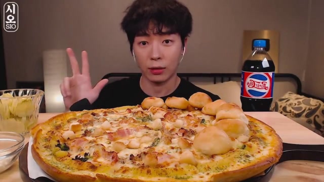 韩国吃货小哥,吃一个大披萨 芝士球,大口吃得太过瘾了