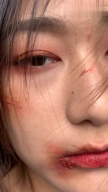 小姐姐化妆技术真厉害,受伤妆画得这样,太真实了!