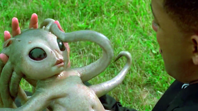 《黑衣人1》:外星人驾车出逃,特警拦截,得知原因让人哭笑不得!