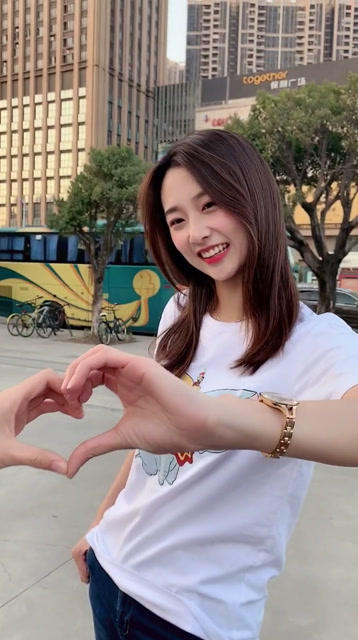 到底是谁跟女神比心