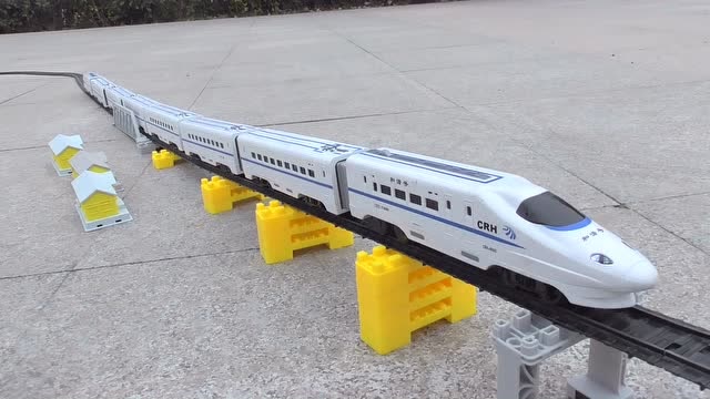 和谐号动车组模型测试上下坡轨道,上坡有点卡顿,下次改进轨道