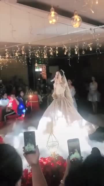 新娘在婚礼上唱歌,不仅人美声音也好听,我都被感动了
