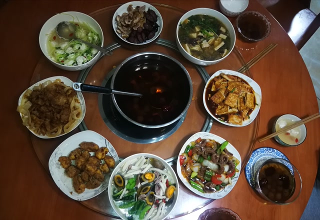 00后小伙用农村土鸡为主食材,烹制一桌年夜饭,8菜1汤吃得安逸!