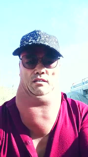 奇人,脖子太粗了!