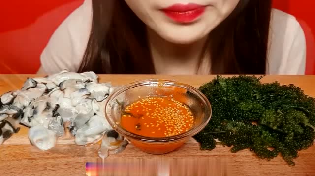 hamzy小姐姐早期不露脸的生蚝和海葡萄吃播一如既往地只吃不说