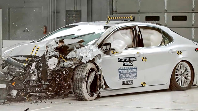 日系老对手再相逢!雅阁凯美瑞碰撞测试哪个你看好?