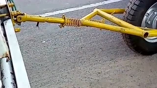 农村大叔发明的拖车神器如果我没猜错的话这工具只能拖三轮车