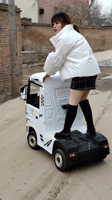 三岁小孩开卡车搭妈妈去兜风倒车技术简直不得了