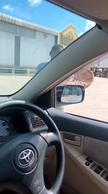 卖花生米的小男孩,他今年13岁从他5岁的时候就辍学去卖花生米了