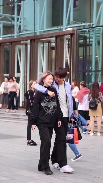 这对情侣太潮了,男生走路都搂着女友,简直太有爱!