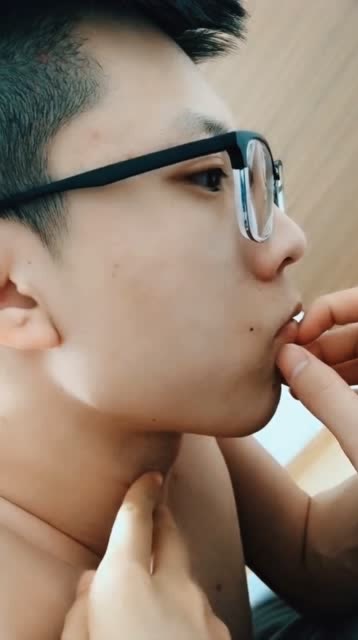 摸男生的喉结会怎样,你敢这样做吗
