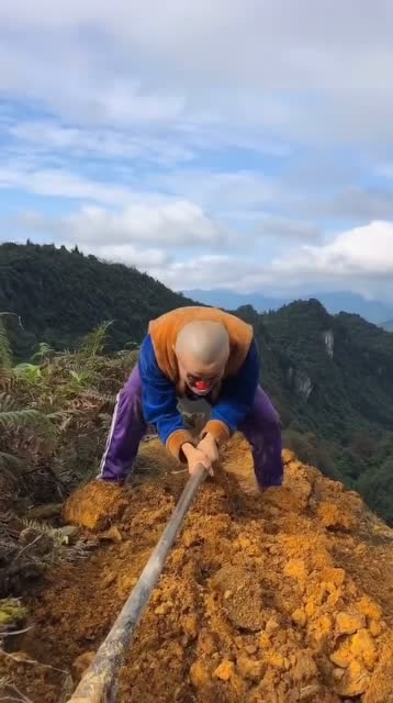 搞笑光头强:农村光头强上山挖土