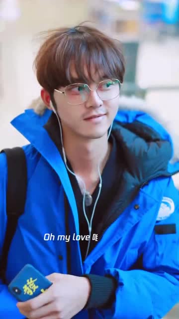 谢彬彬蓝色棉袄现身戴着眼镜听着歌满满的文艺气息