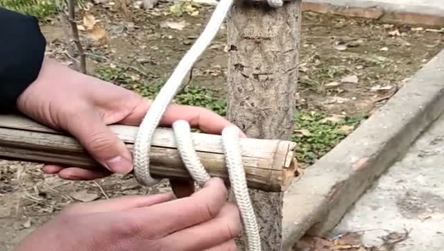 直接用绳子拉重物,费劲还伤手,小伙教这招很管用!