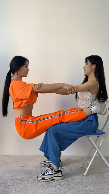 两个美女在旁边互相压腿看到她们一起练习我真的很开心