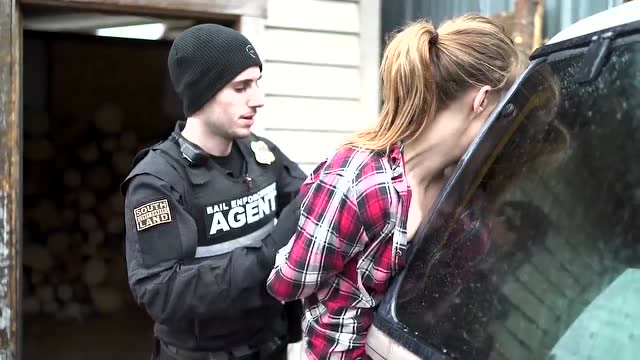 美国疫情期间,警察抓捕现场,看表情可以得知美女很痛苦啊!