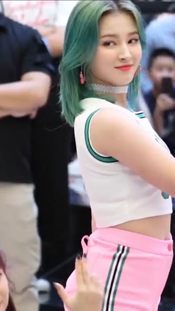 看到nancy的肚子,原来韩国女团也有胖子啊