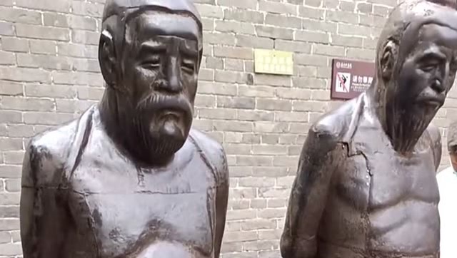 秦桧等人的雕像一直在这里跪着,他们所做的事被后人唾弃,子孙感觉秦姓