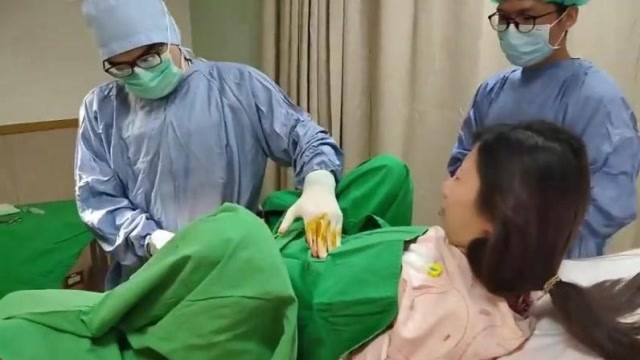 产房直击男医生接生全过程这妈妈太厉害了生孩子都不叫