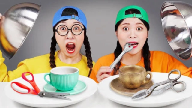 吃货姐妹挑战真假美食,纸上写着各种酱料,谁会抽中芥末酱呢?