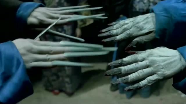 原来僵尸都是用指甲和牙齿来衡量地位的,还是秋生厉害